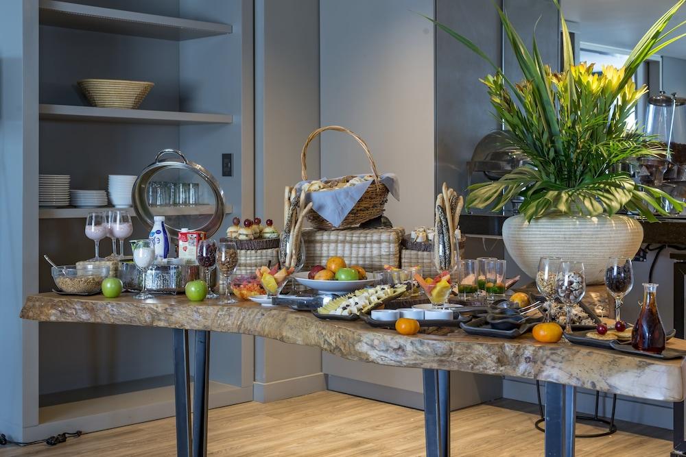 Movich Buro 51 Hotel Barranquilla  Exterior photo A buffet table