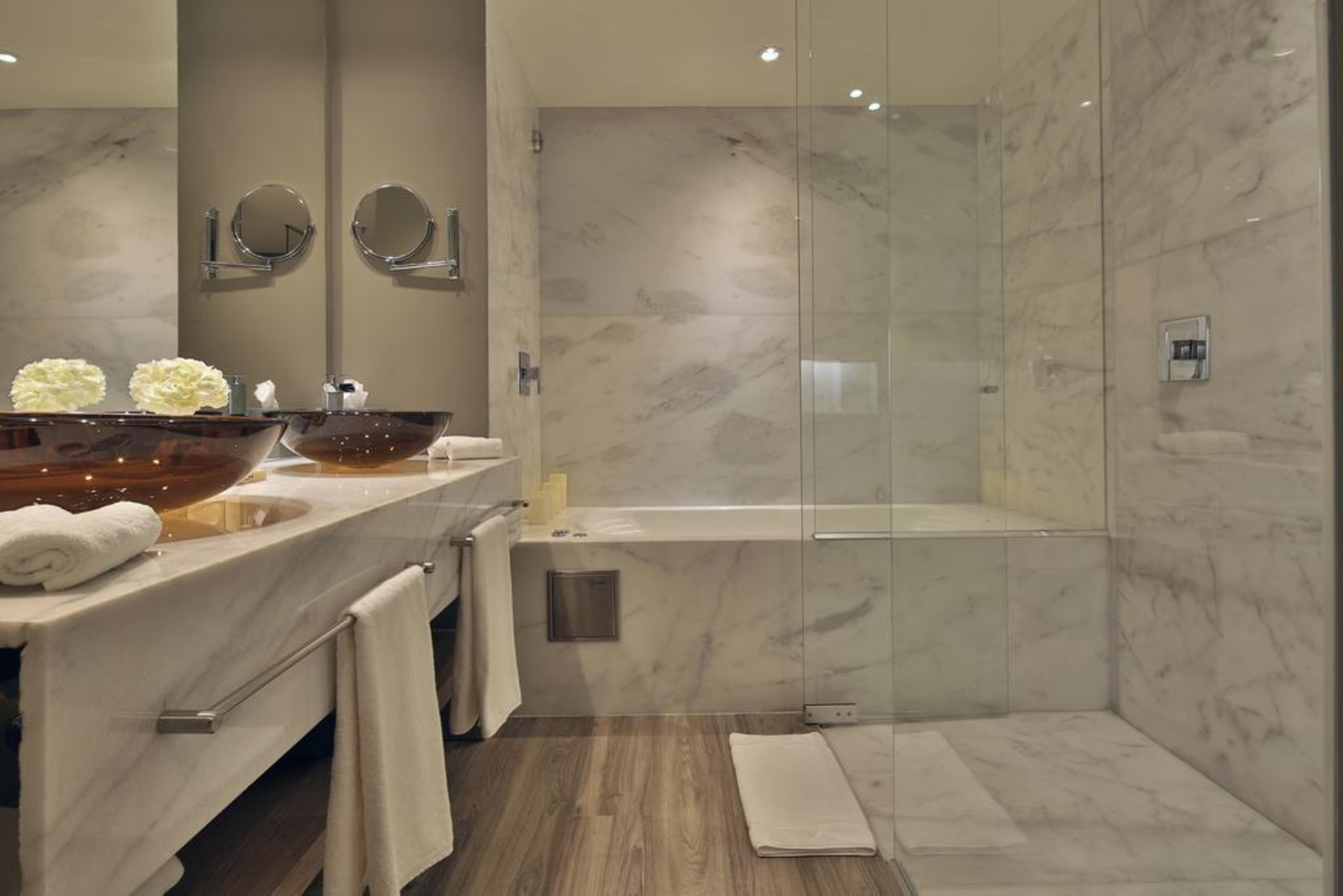 Movich Buro 51 Hotel Barranquilla  Exterior photo A shower enclosure with a fixed glass door