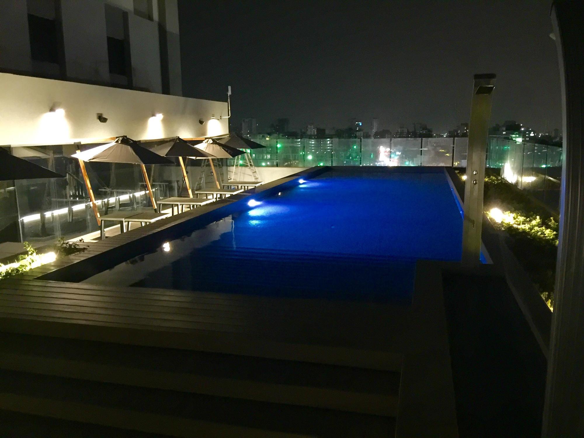 Movich Buro 51 Hotel Barranquilla  Exterior photo Rooftop pool at the hotel